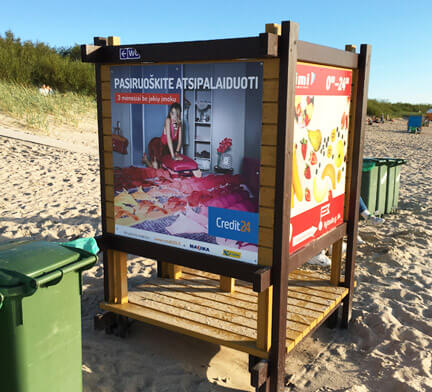 Reklama ant persirengimo kabinos paplūdimyje