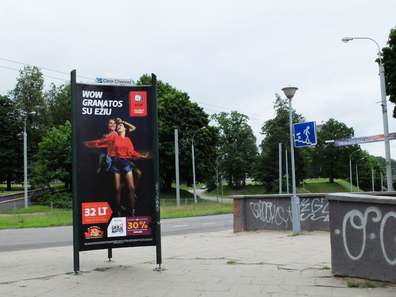 Tripusis reklamos stendas, Clear Channel