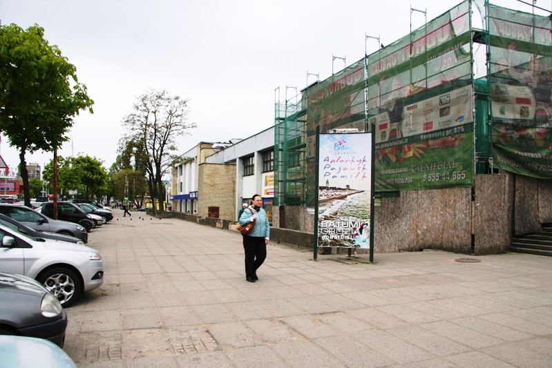 Reklamos tripusis stendas