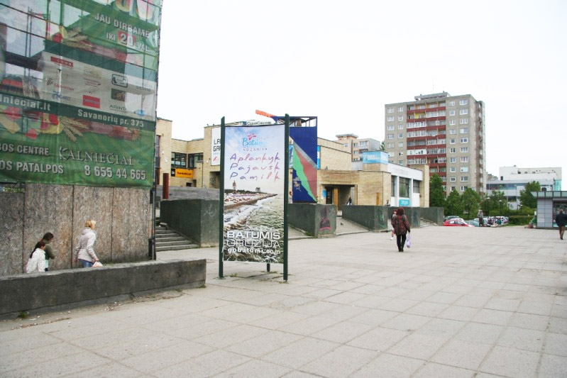 Reklamos tripusis stendas